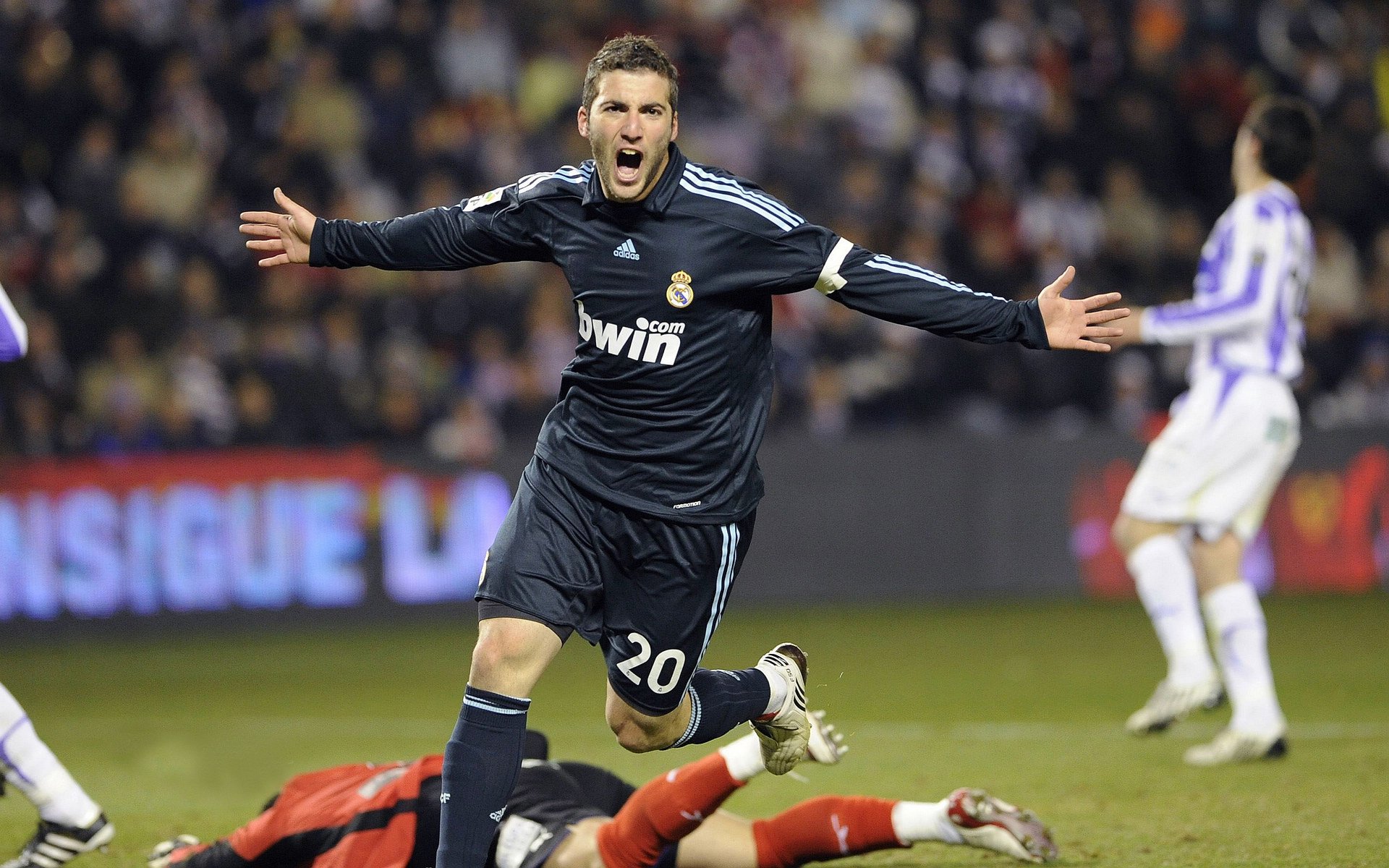 热刺客场逆转英超强队赢得关键三分，英超球队热刺